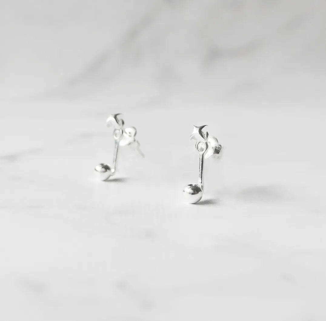 星モチーフとボールパーツを組み合わせた2WAYシルバー925スタッドピアス。高さ調整可能で金属アレルギー対応。
2-way 925 sterling silver stud earrings featuring a star motif and adjustable ball piece. Hypoallergenic and secure fit.
