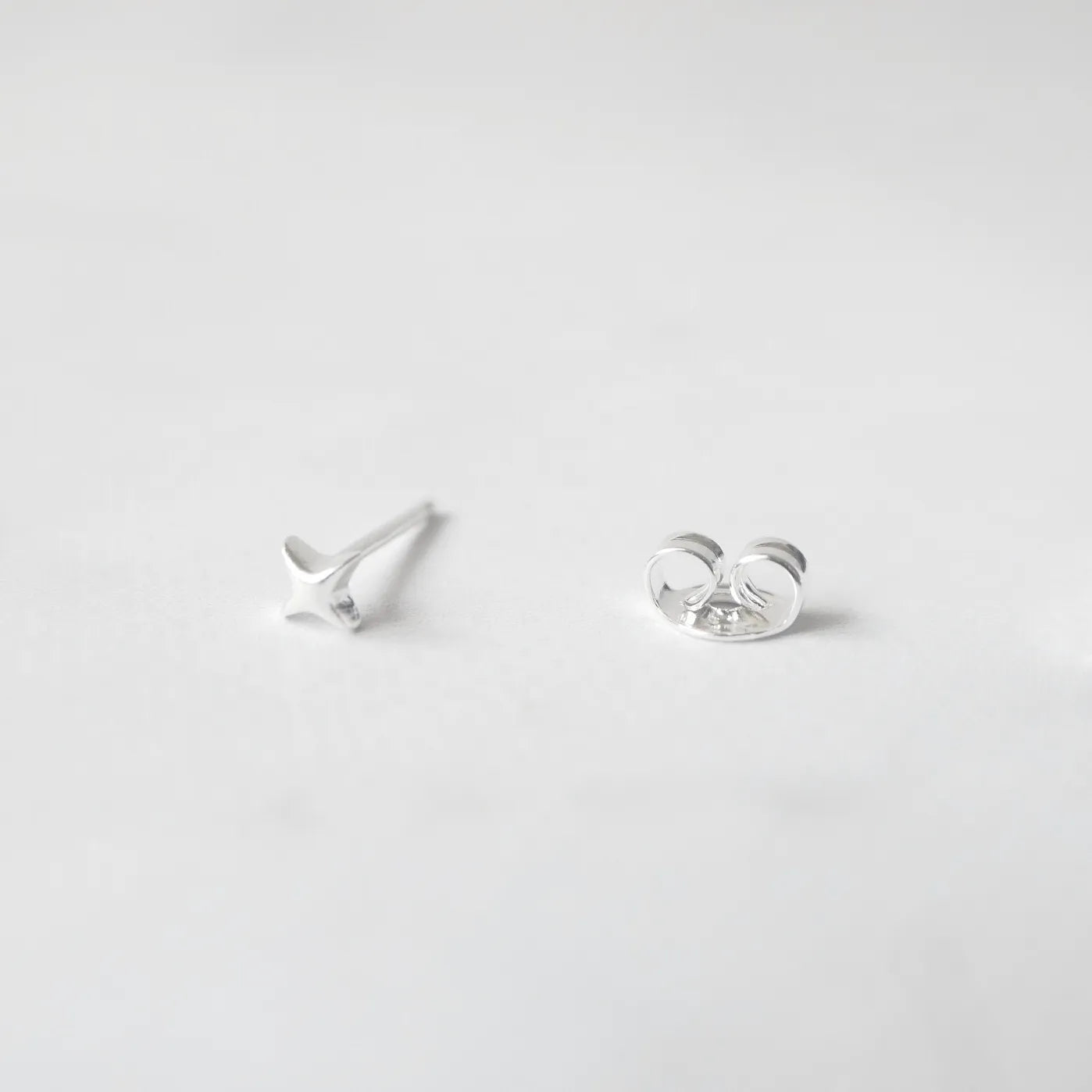 星モチーフとボールパーツを組み合わせた2WAYシルバー925スタッドピアス。高さ調整可能で金属アレルギー対応。
2-way 925 sterling silver stud earrings featuring a star motif and adjustable ball piece. Hypoallergenic and secure fit.
