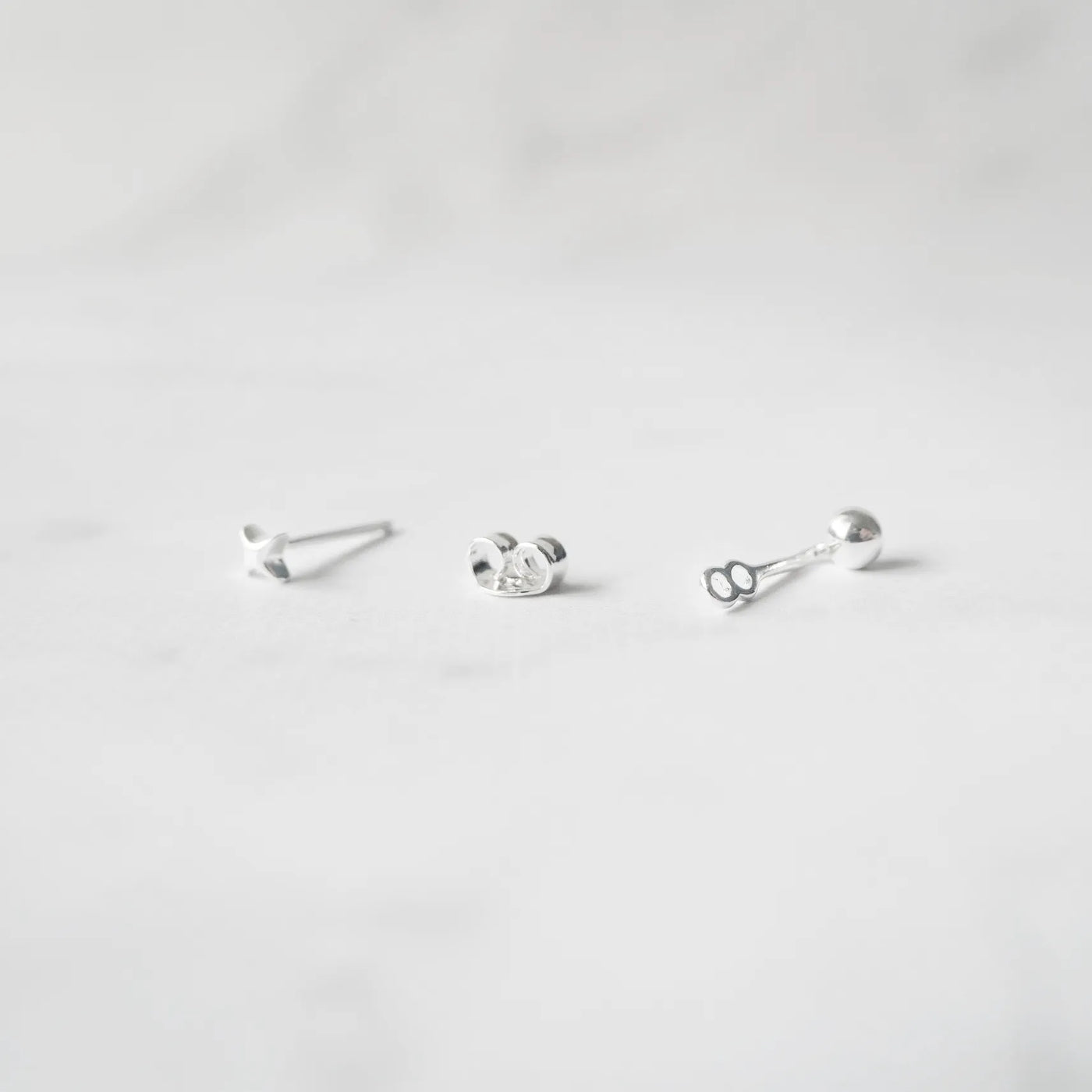 星モチーフとボールパーツを組み合わせた2WAYシルバー925スタッドピアス。高さ調整可能で金属アレルギー対応。
2-way 925 sterling silver stud earrings featuring a star motif and adjustable ball piece. Hypoallergenic and secure fit.
