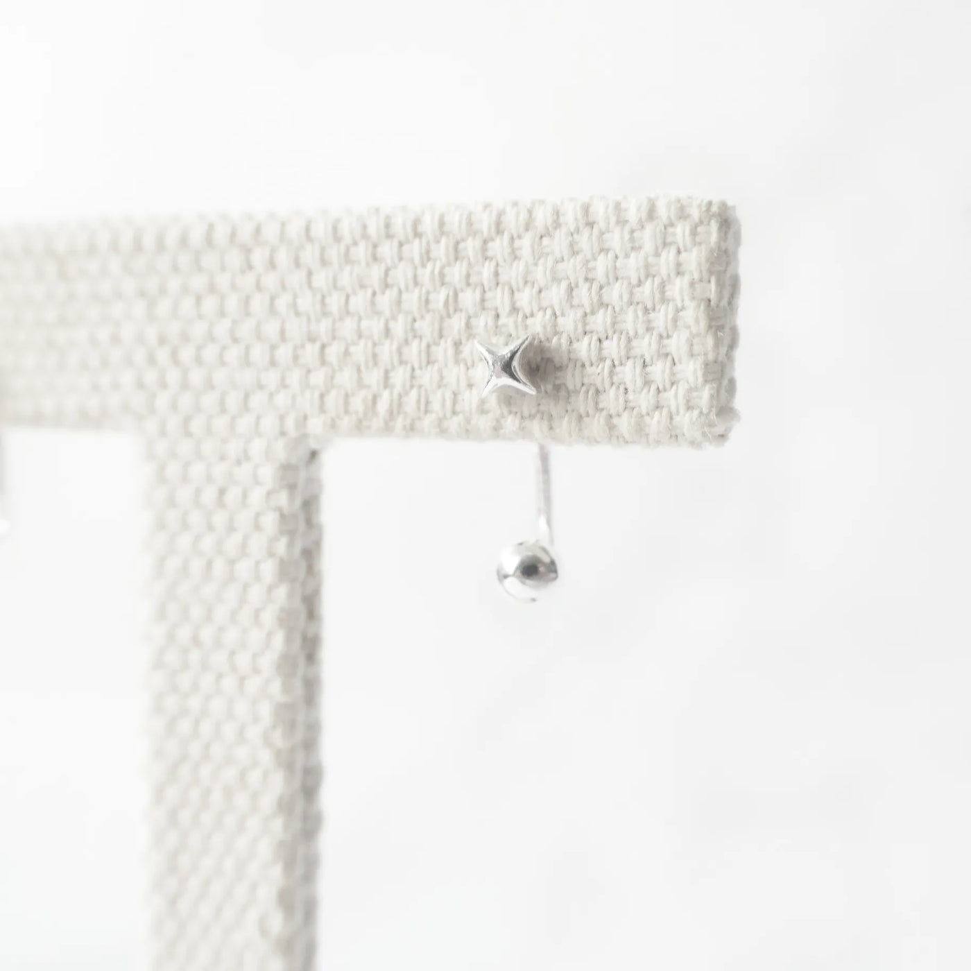 星モチーフとボールパーツを組み合わせた2WAYシルバー925スタッドピアス。高さ調整可能で金属アレルギー対応。
2-way 925 sterling silver stud earrings featuring a star motif and adjustable ball piece. Hypoallergenic and secure fit.
