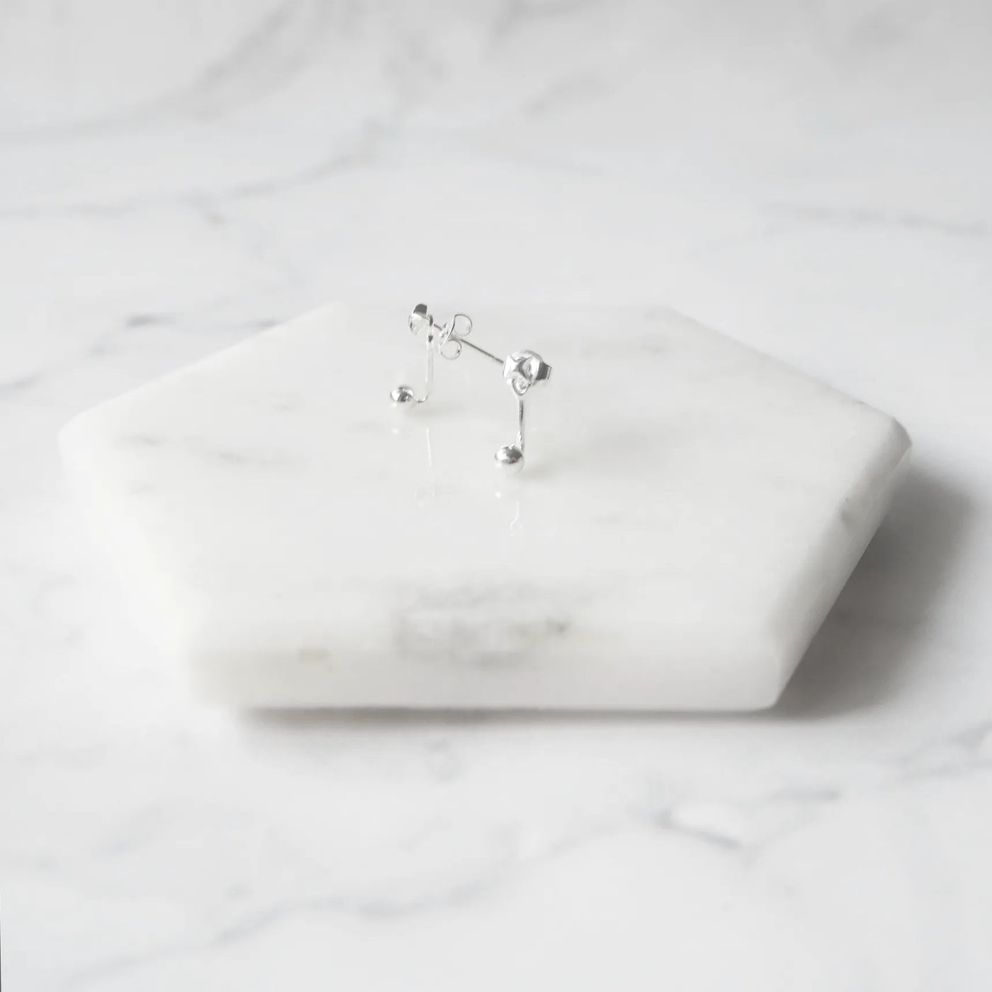 星モチーフとボールパーツを組み合わせた2WAYシルバー925スタッドピアス。高さ調整可能で金属アレルギー対応。
2-way 925 sterling silver stud earrings featuring a star motif and adjustable ball piece. Hypoallergenic and secure fit.
