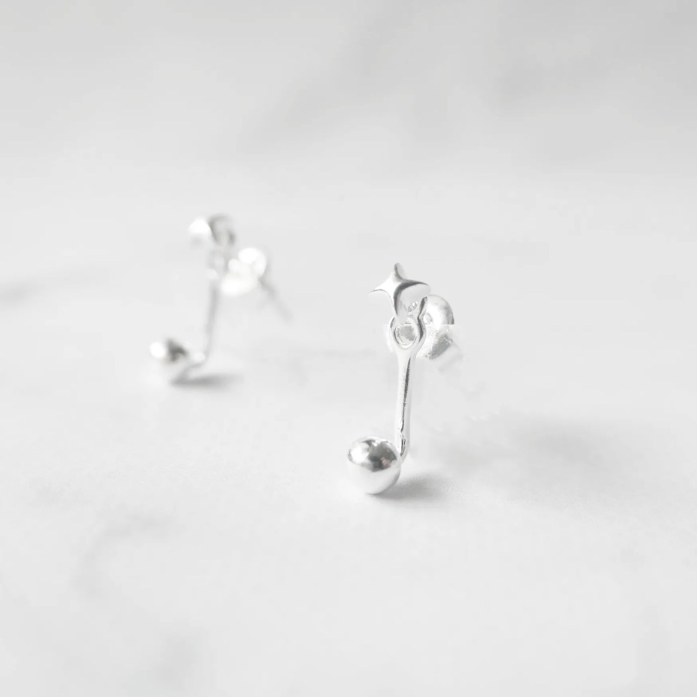 星モチーフとボールパーツを組み合わせた2WAYシルバー925スタッドピアス。高さ調整可能で金属アレルギー対応。
2-way 925 sterling silver stud earrings featuring a star motif and adjustable ball piece. Hypoallergenic and secure fit.
