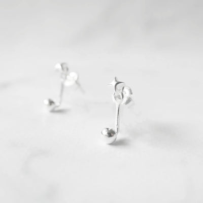 星モチーフとボールパーツを組み合わせた2WAYシルバー925スタッドピアス。高さ調整可能で金属アレルギー対応。
2-way 925 sterling silver stud earrings featuring a star motif and adjustable ball piece. Hypoallergenic and secure fit.
