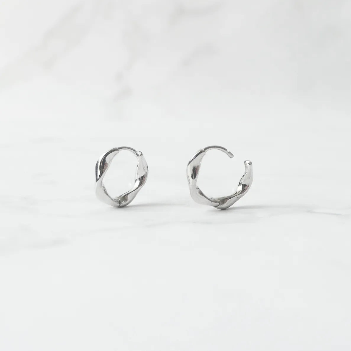 ツイストカーブ フープピアス（シルバー925／ロジウムプレーティング）