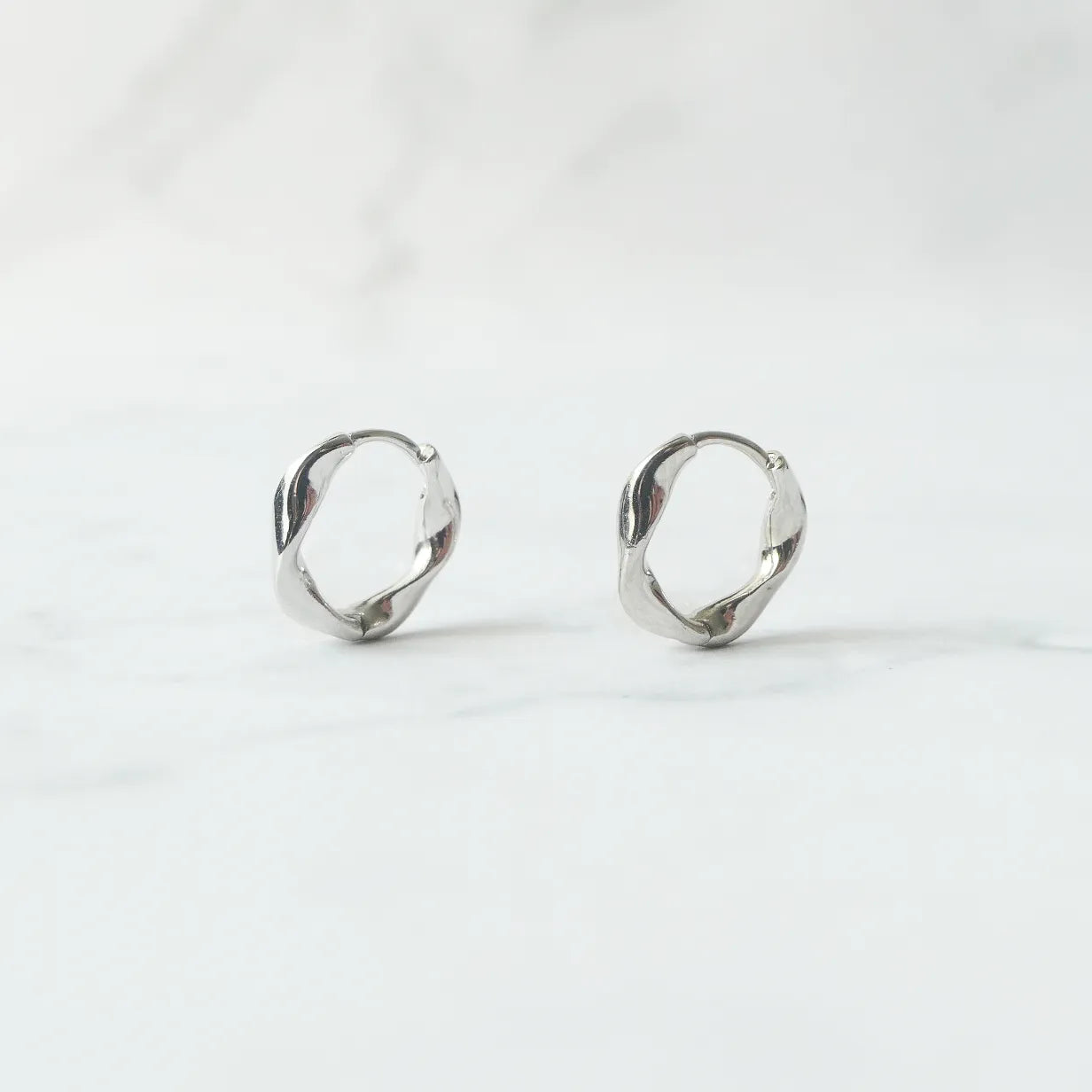 ツイストカーブ フープピアス（シルバー925／ロジウムプレーティング）