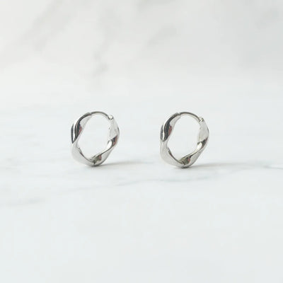 ツイストカーブ フープピアス（シルバー925／ロジウムプレーティング）