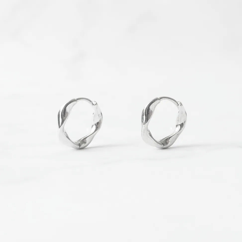 ツイストカーブ フープピアス（シルバー925／ロジウムプレーティング）