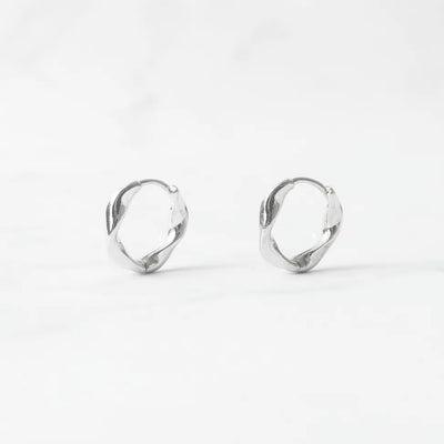 ツイストカーブ フープピアス（シルバー925／ロジウムプレーティング）