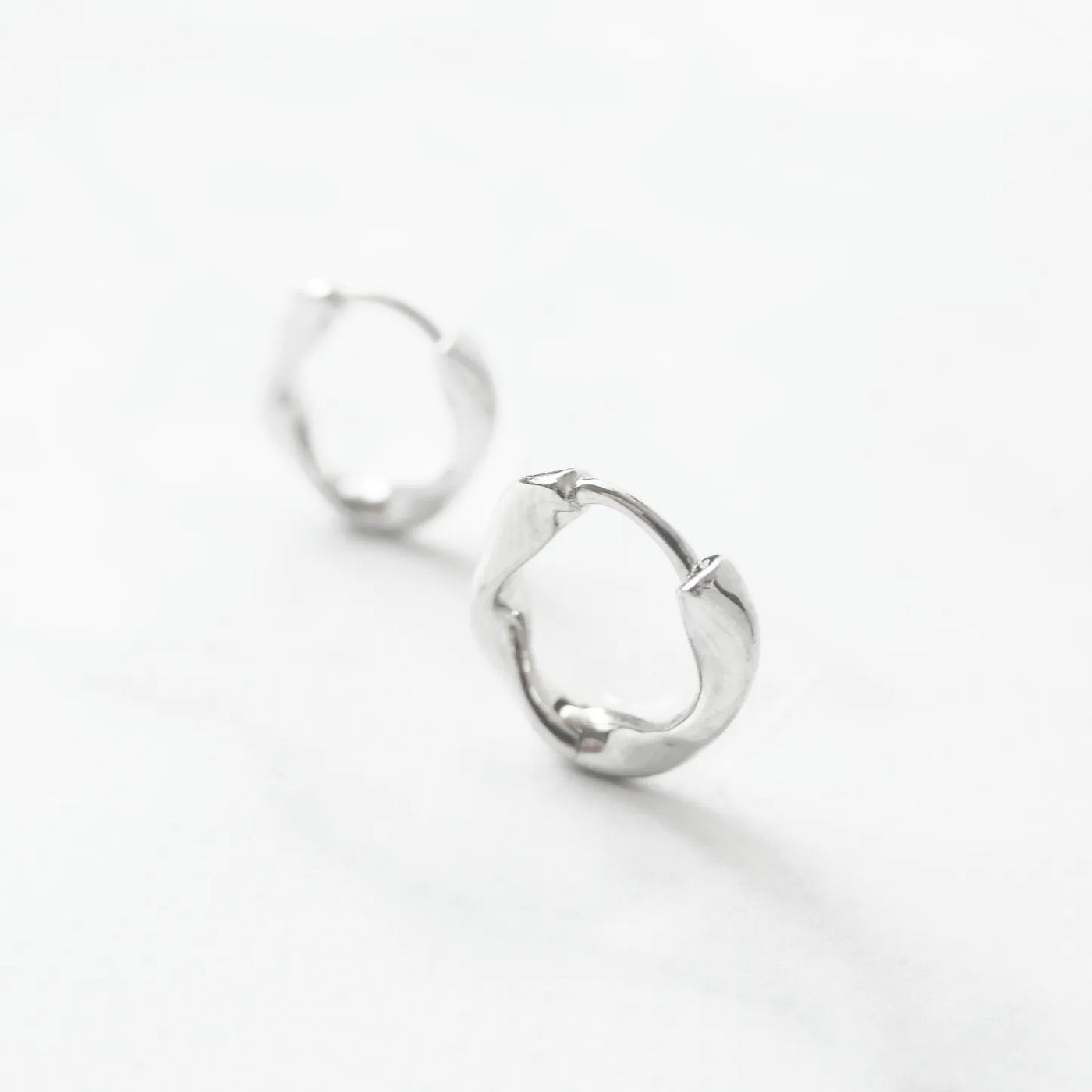 ツイストカーブ フープピアス（シルバー925／ロジウムプレーティング）
