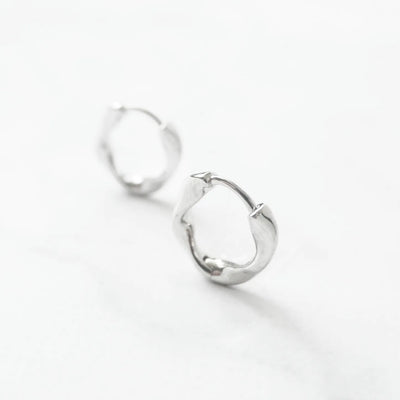 ツイストカーブ フープピアス（シルバー925／ロジウムプレーティング）
