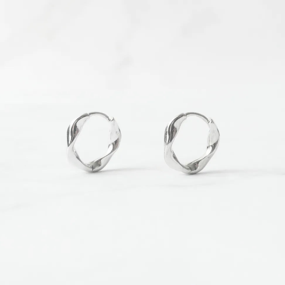 ツイストカーブ フープピアス（シルバー925／ロジウムプレーティング）