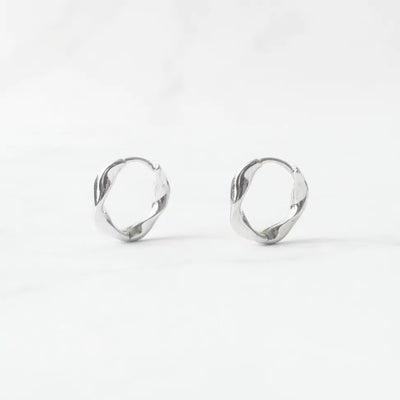 ツイストカーブ フープピアス（シルバー925／ロジウムプレーティング）