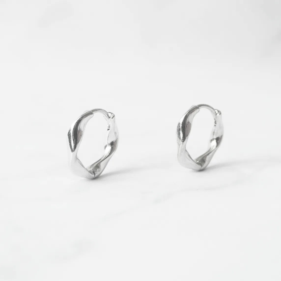 ツイストカーブ フープピアス（シルバー925／ロジウムプレーティング）