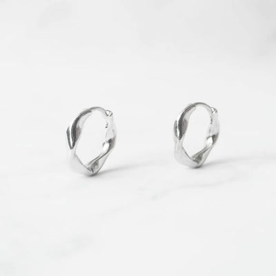 ツイストカーブ フープピアス（シルバー925／ロジウムプレーティング）