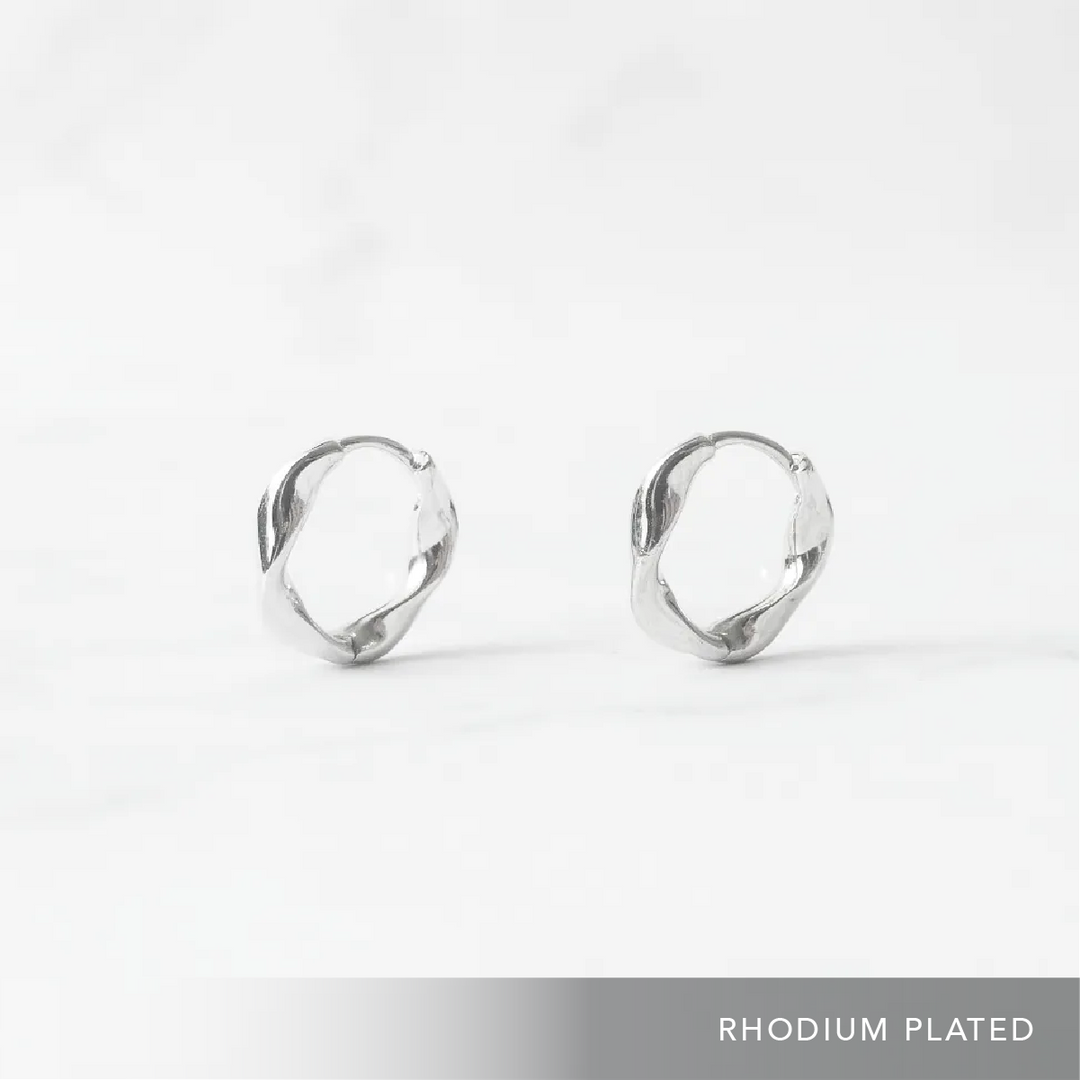 ツイストカーブ フープピアス（シルバー925／ロジウムプレーティング