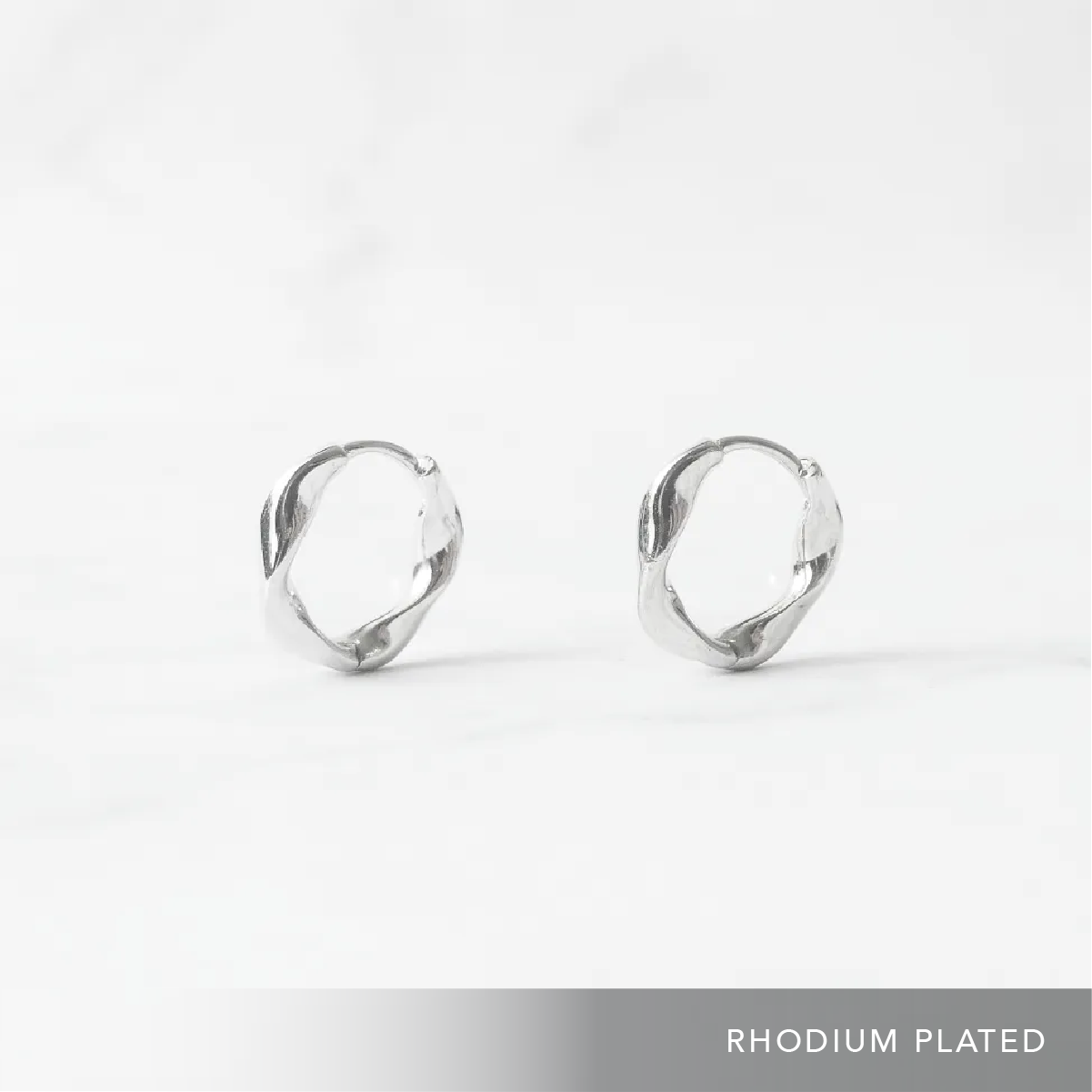 ツイストカーブ フープピアス（シルバー925／ロジウムプレーティング）