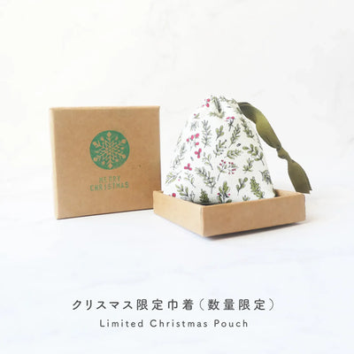 クリスマス限定のラッピング仕様（数量限定の巾着袋と小カード付き）を紹介する商品イメージ。写真内のツリーは含まれません。 / Product image showcasing the Christmas gift wrapping with a limited pouch and card. The tree shown in the photo is not included.