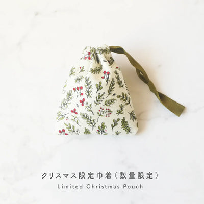 クリスマス限定のラッピング仕様（数量限定の巾着袋と小カード付き）を紹介する商品イメージ。写真内のツリーは含まれません。 / Product image showcasing the Christmas gift wrapping with a limited pouch and card. The tree shown in the photo is not included.