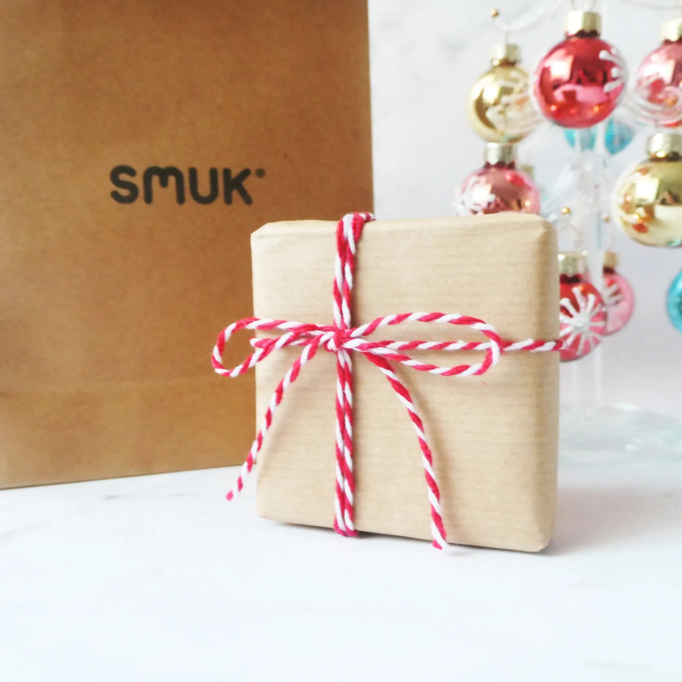 クリスマス限定のラッピング仕様（数量限定の巾着袋と小カード付き）を紹介する商品イメージ。写真内のツリーは含まれません。 / Product image showcasing the Christmas gift wrapping with a limited pouch and card. The tree shown in the photo is not included.