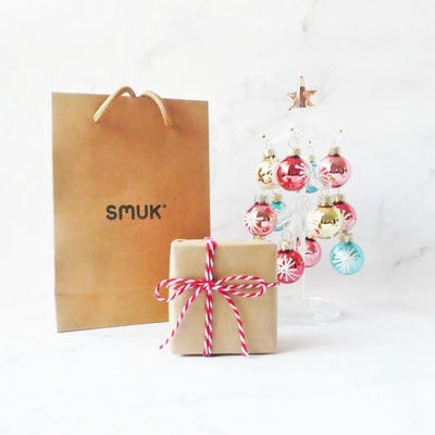 クリスマス限定のラッピング仕様（数量限定の巾着袋と小カード付き）を紹介する商品イメージ。写真内のツリーは含まれません。 / Product image showcasing the Christmas gift wrapping with a limited pouch and card. The tree shown in the photo is not included.