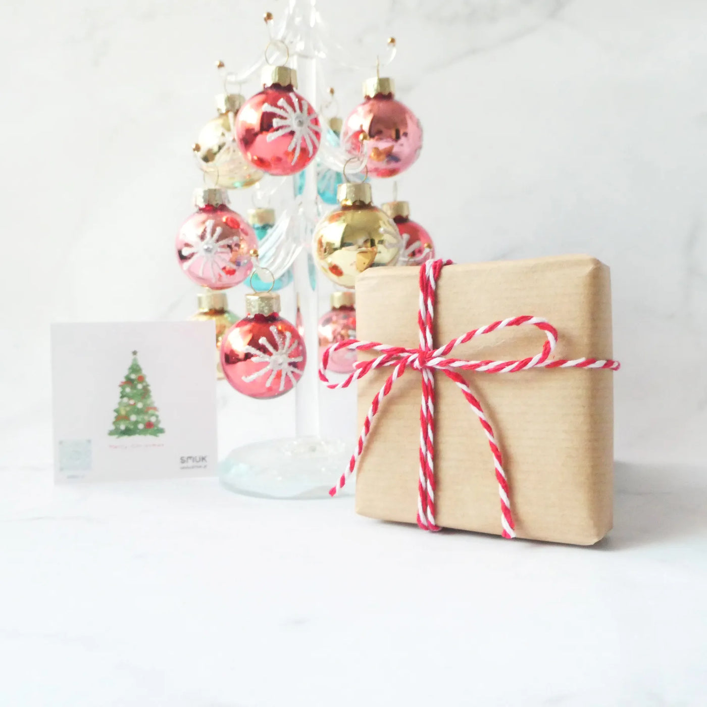 クリスマス限定のラッピング仕様（数量限定の巾着袋と小カード付き）を紹介する商品イメージ。写真内のツリーは含まれません。 / Product image showcasing the Christmas gift wrapping with a limited pouch and card. The tree shown in the photo is not included.