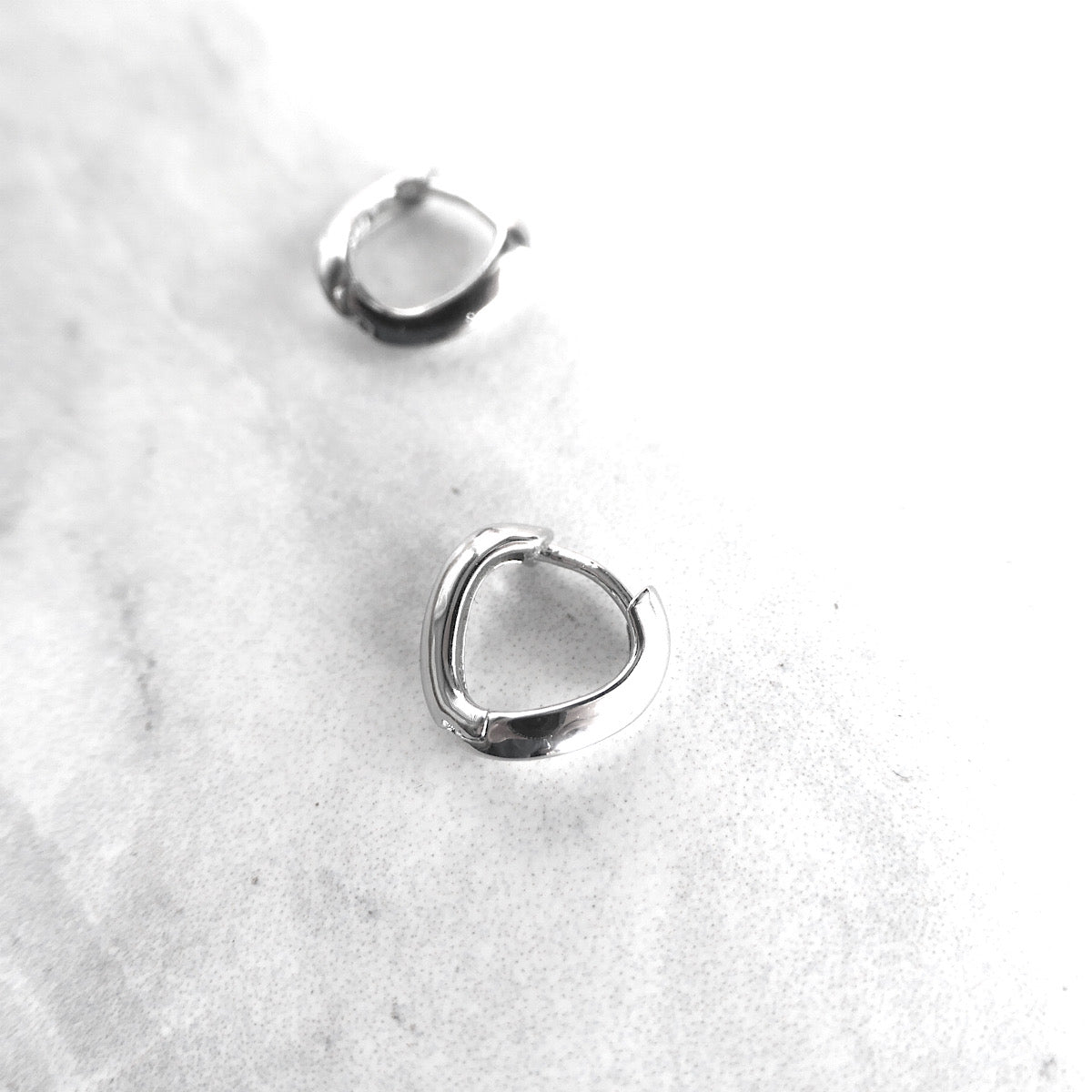 【SE211101】 Sterling Silver Huggie Earrings
