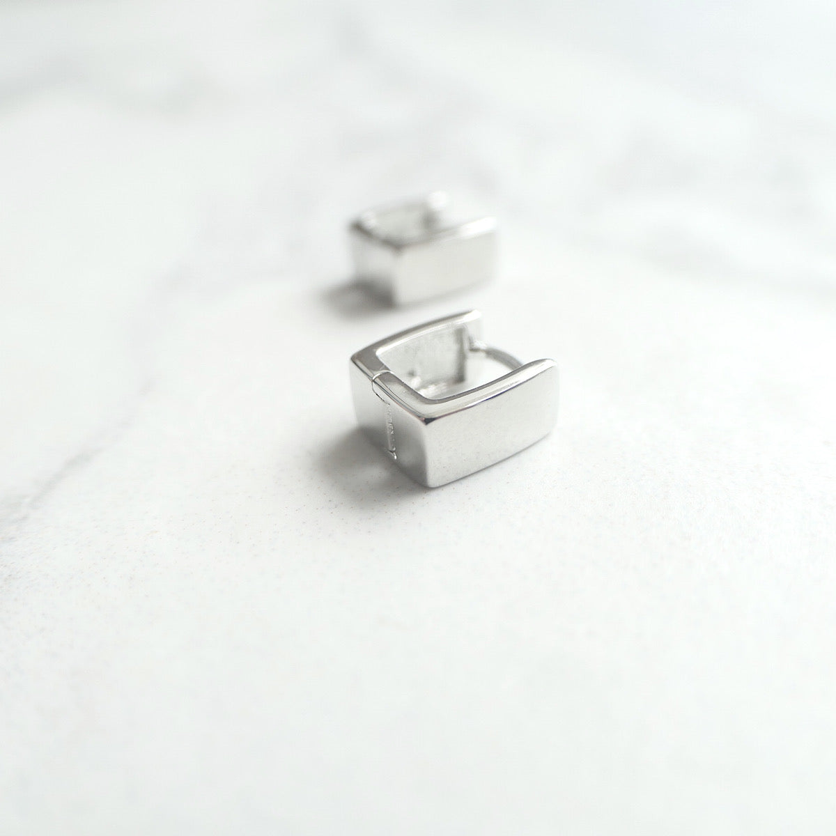 【SE230207】Sterling Silver Huggie Earrings
