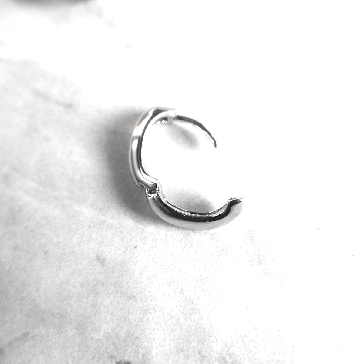 【SE211101】 Sterling Silver Huggie Earrings
