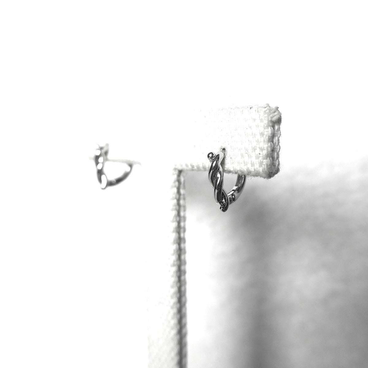 【SE211104】 Sterling Silver Huggie Earrings
