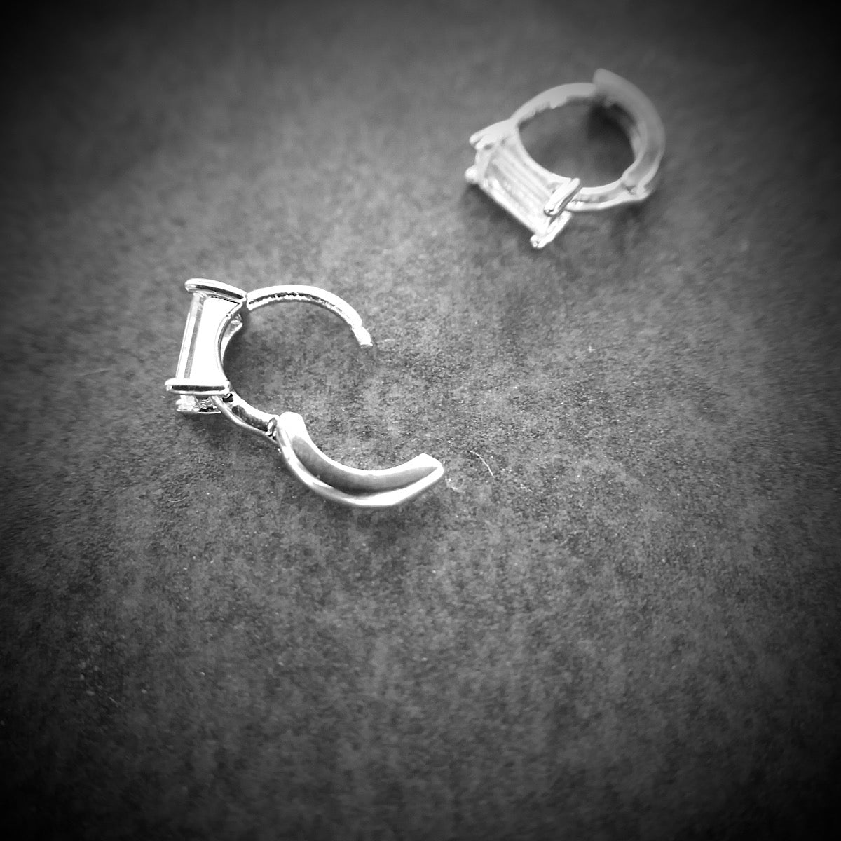 【SE220203】 Sterling Silver Huggie Earrings
