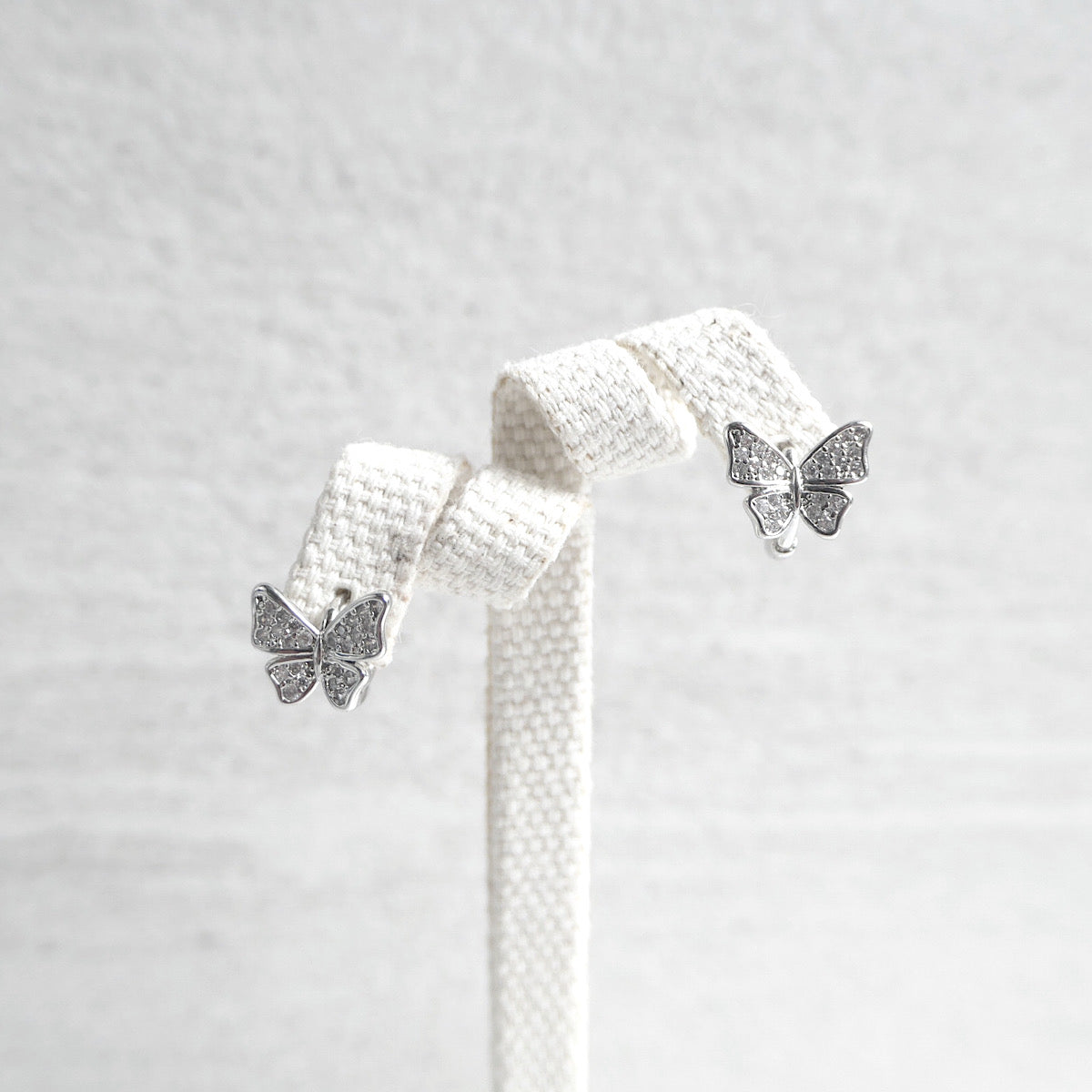 【SE221103】Sterling Silver Huggie Earrings
