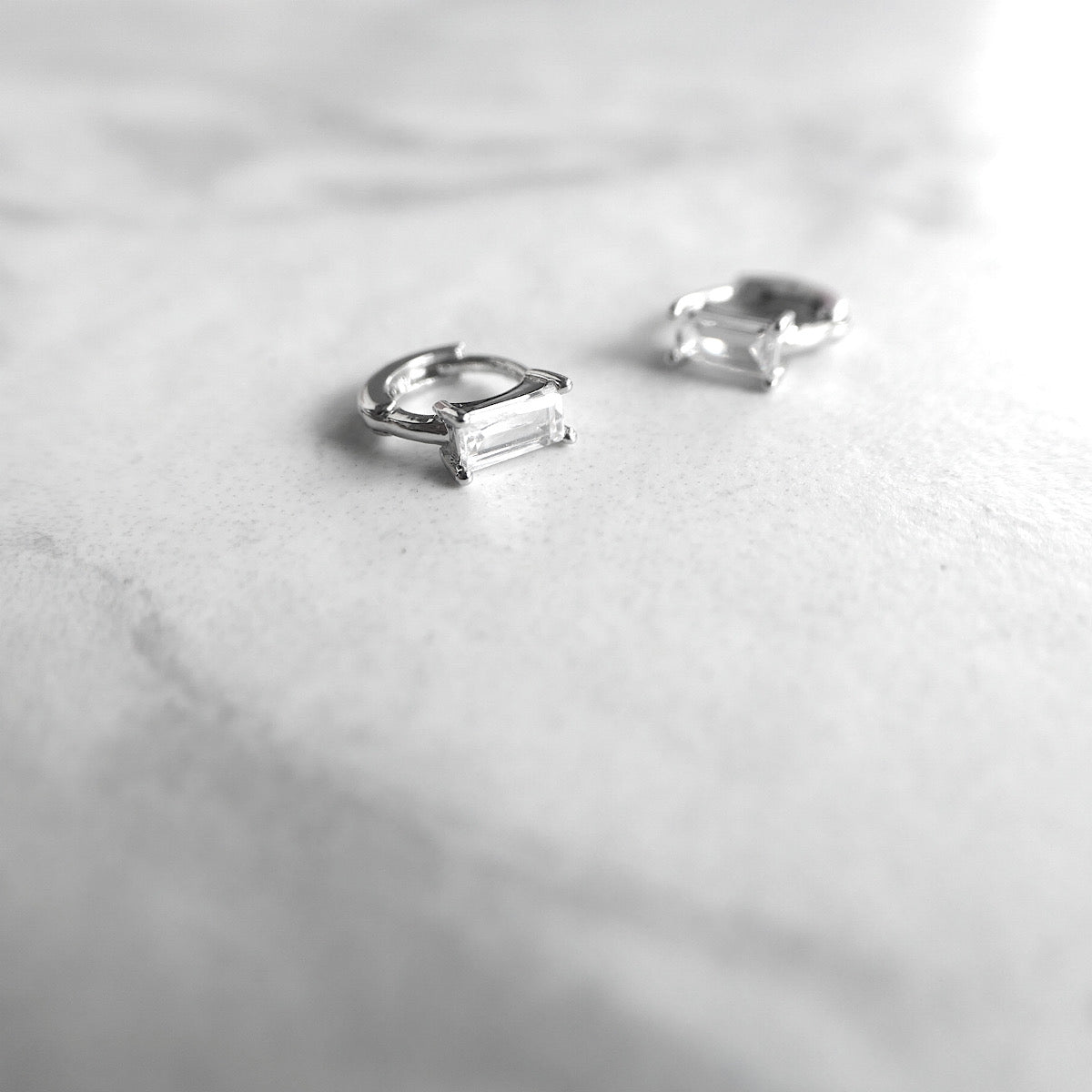 【SE220203】 Sterling Silver Huggie Earrings
