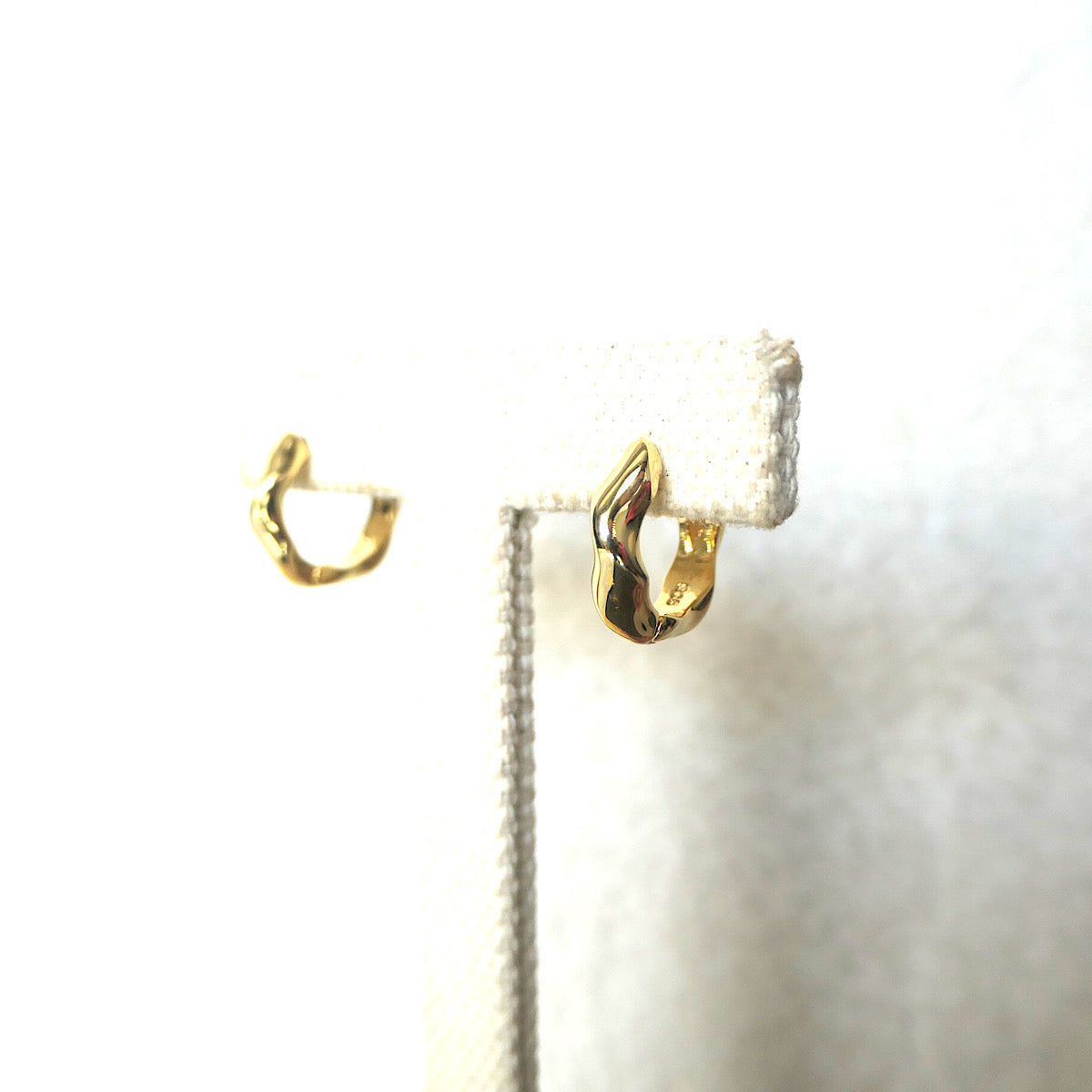 【GE220502】Gold Vermeil Huggie Earrings
